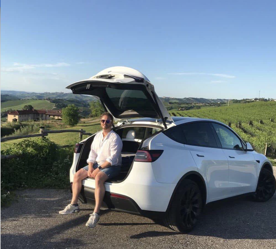 Steven Minisini con la sua Tesla durante un viaggio